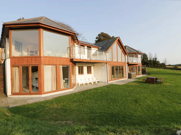 Large Cottages with Hot Tubs